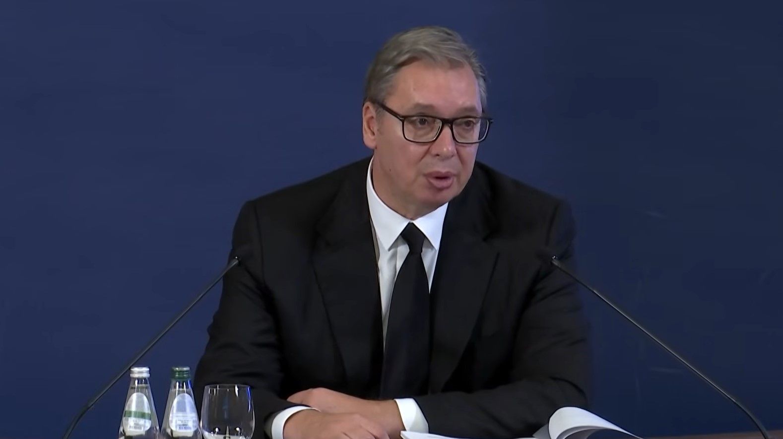 Учитель подал в отставку с поста президента, скриншот с видео Президент Сербии Вучич подал в отставку ради участия в выборах 1