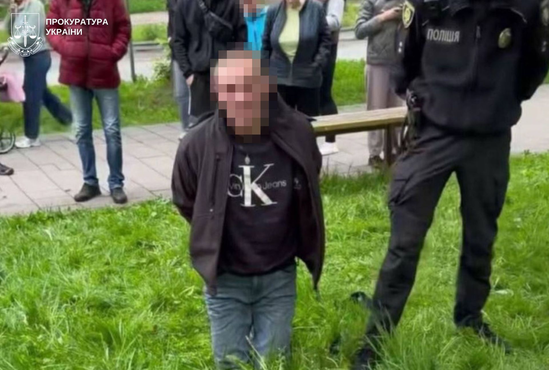 Нападающий схватил 13-летнюю девушку Нападающий