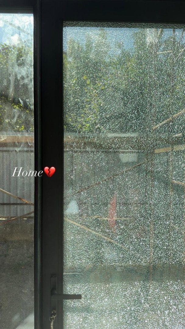 Жена боксера опубликовала в своем Instagram фотографию стеклянной двери, полностью покрытой трещинами. Жена боксера опубликовала в своем Instagram фотографию стеклянной двери, полностью покрытой трещинами.