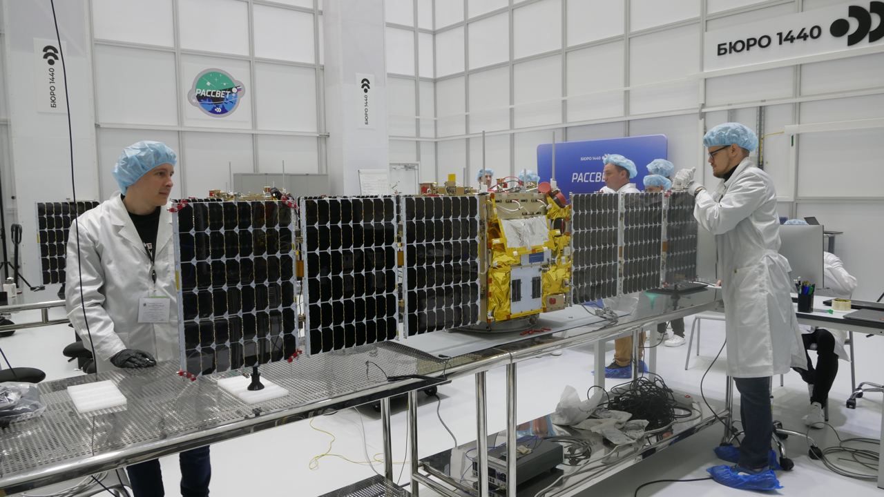 Підготовка російських супутників швидкісного інтернету за програмою "Рассвєт", 2023 рік, фото: компанія "Бюро 1440"