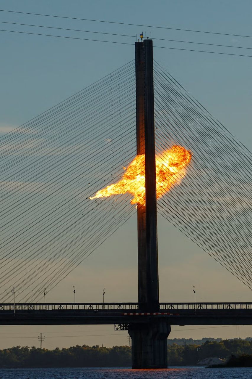 Удар русского беспилотника по Южному мосту в Киеве 2 октября. Фото: Reuters