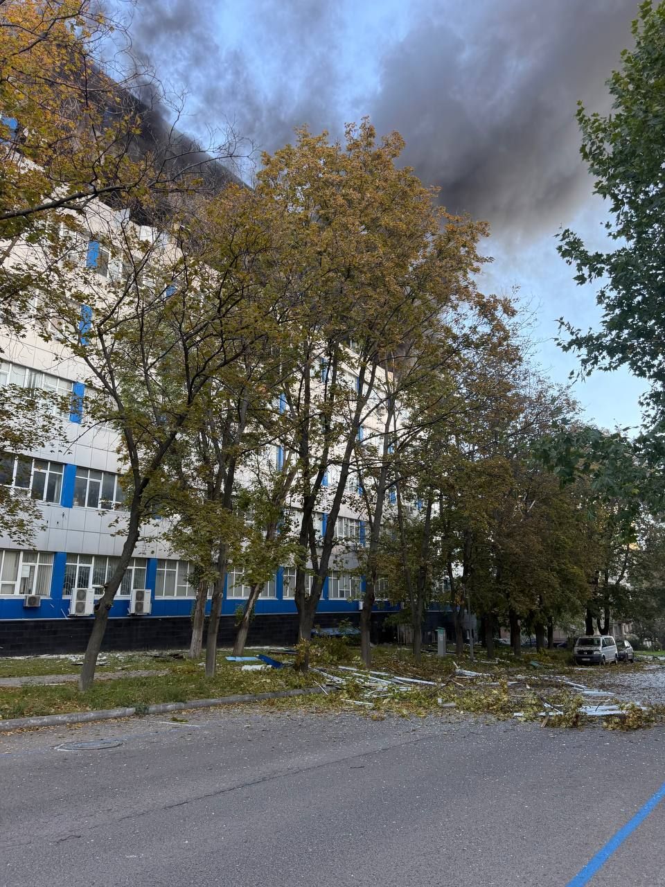 Удар по компанії зв'язку в Дніпрі, фото: Тимофій Кучер Росія вдарила дроном по компанії зв'язку в центрі Дніпра 1