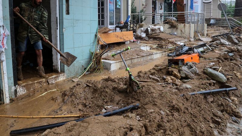 Повреждения получили многие жилые дома Непогода