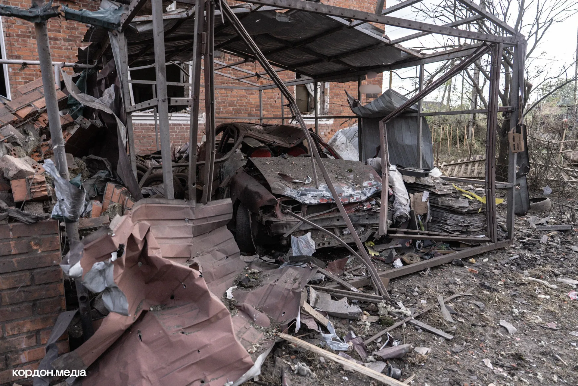 Кроме домов, пострадали также автомобили. Обстрелы
