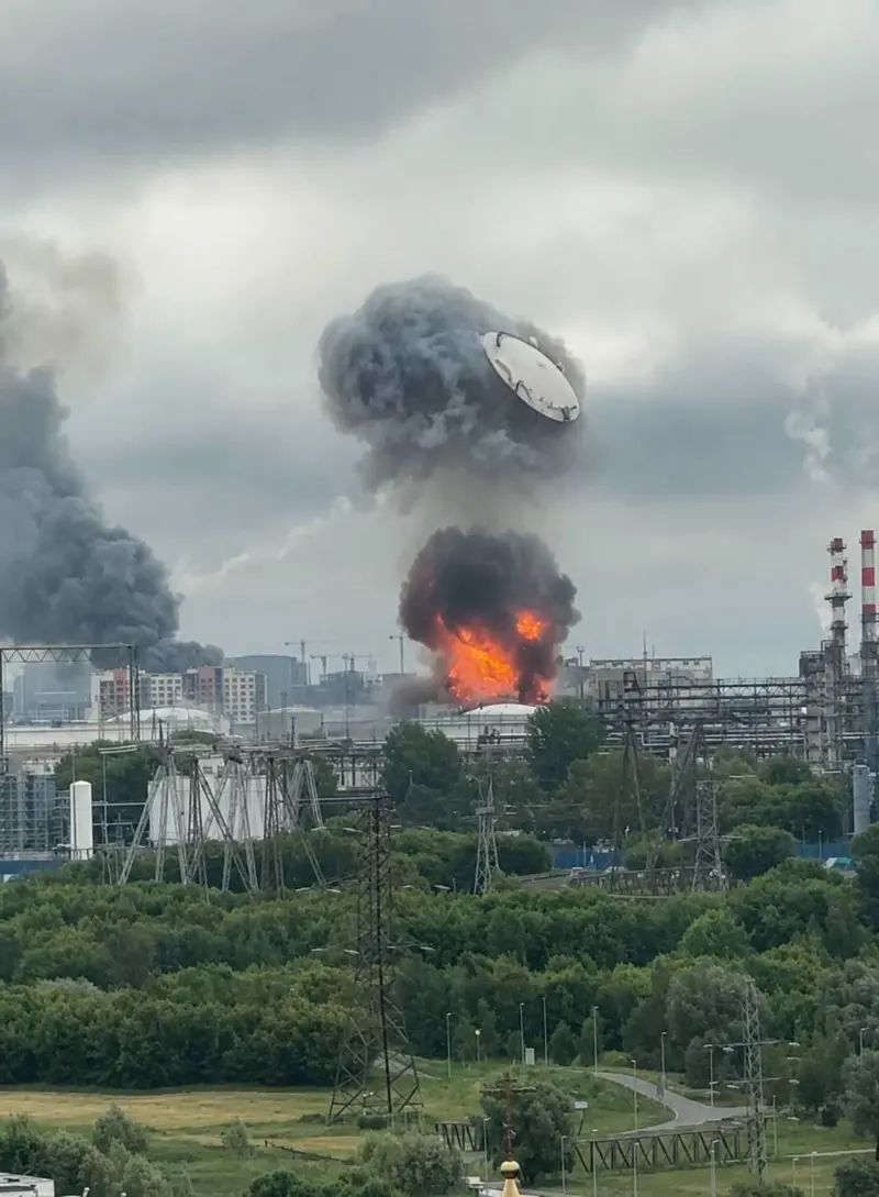 Так пылал НПЗ в Капотне в середине июня - крышка тогда стала мемом Так пылал НПЗ в Капотне в середине июня - крышка тогда стала мемом