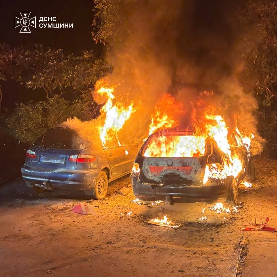 Огонь охватил несколько автомобилей Пожар