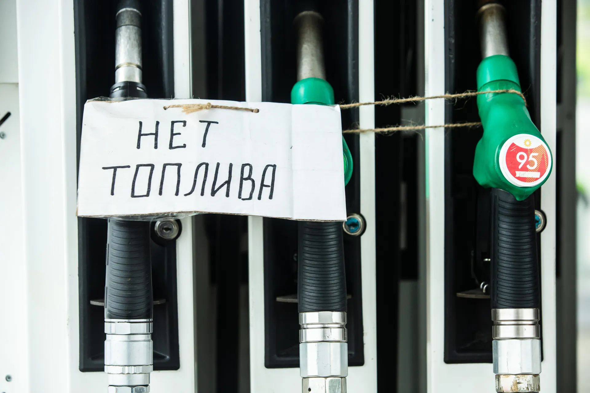 Летом Кремль ограничил вывоз дизеля за границу из-за серии украинских ударов по нефтеперерабатывающим заводам, которые повлекли за собой дефицит горючего внутри страны, а впоследствии продлил запрет до конца октября