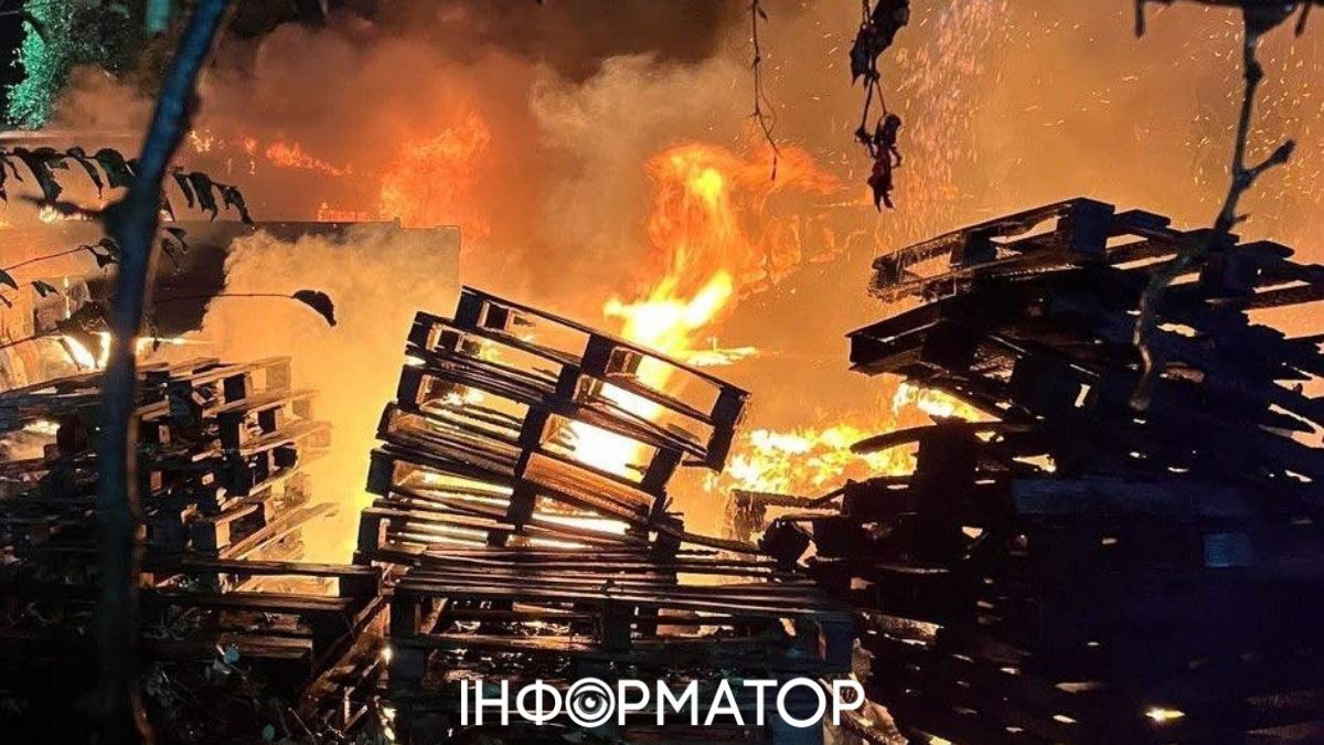 Росіяни вдарили БпЛА по передмістю Дніпра - зайнялися автівки на території комунального підприємства