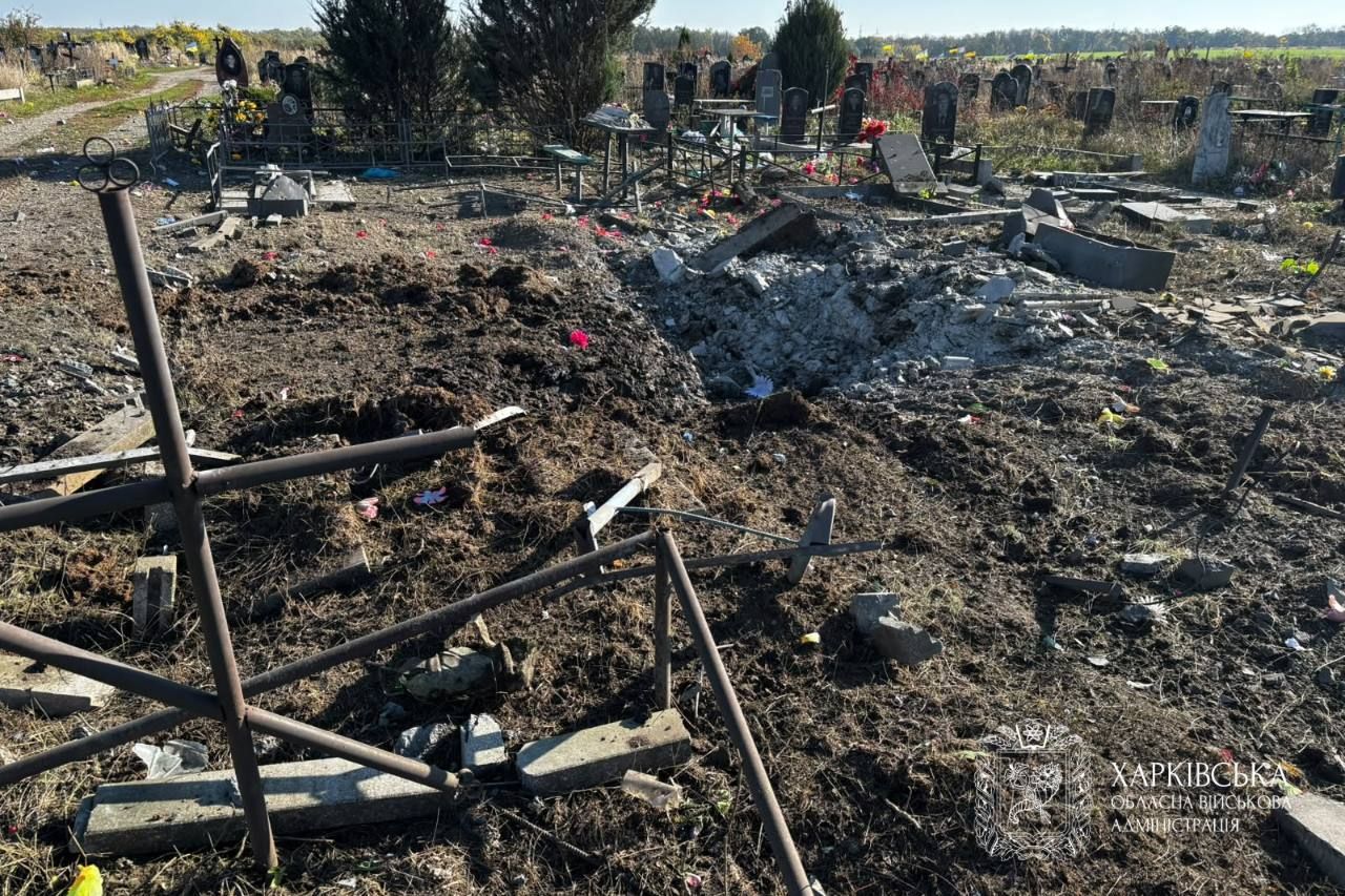 В Песочине Россия атаковала кладбище В Песочине Россия атаковала кладбище
