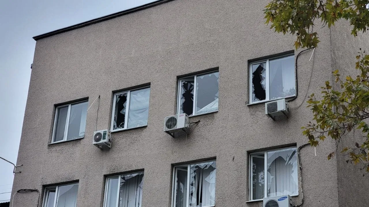 Из-за ночной атаки по Николаеву повреждены здания налоговой службы 1