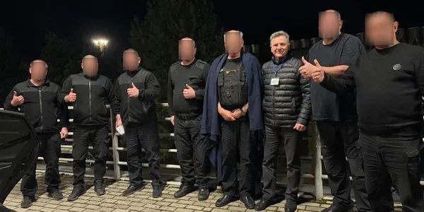 Сотрудники службы инкассации Сбербанка, задерживаемые в Венгрии Сотрудники службы инкассации Сбербанка, задерживаемые в Венгрии
