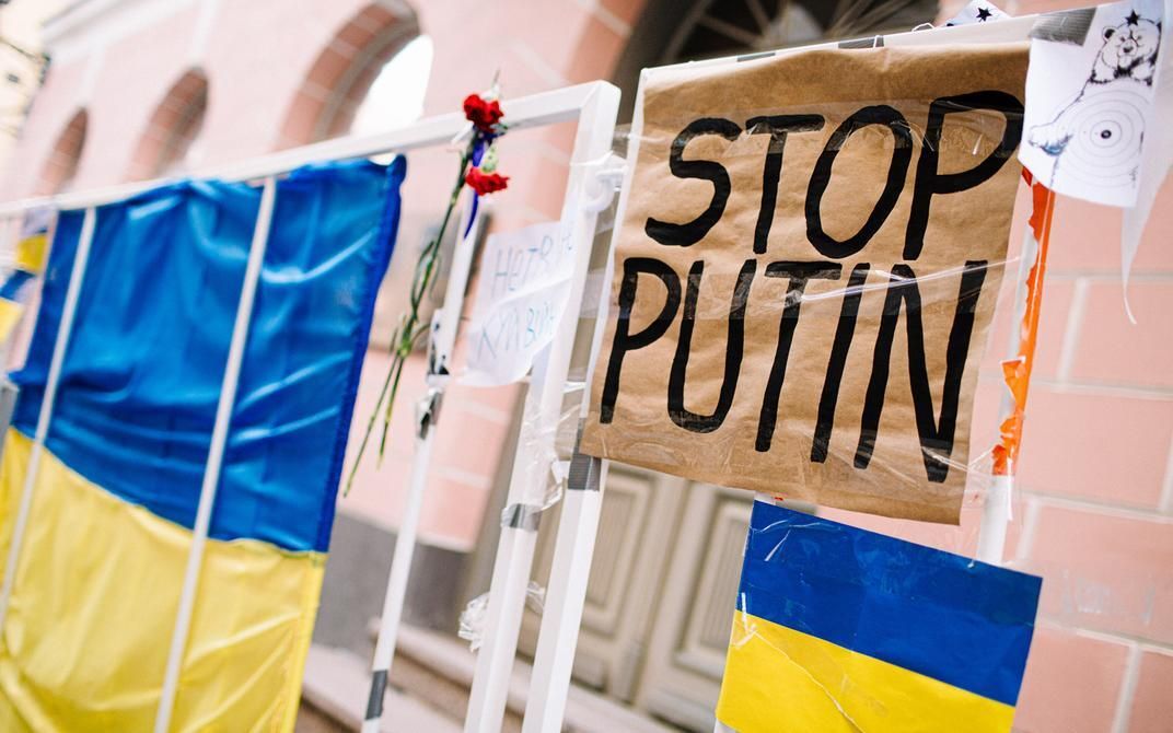 Українські прапори та антивоєнний напис «Stop Putin» біля посольства РФ у Таллінні. Фото: Ken Mürk/ERR Українські прапори та антивоєнний напис «Stop Putin» біля посольства РФ у Таллінні. Фото: Ken Mürk/ERR