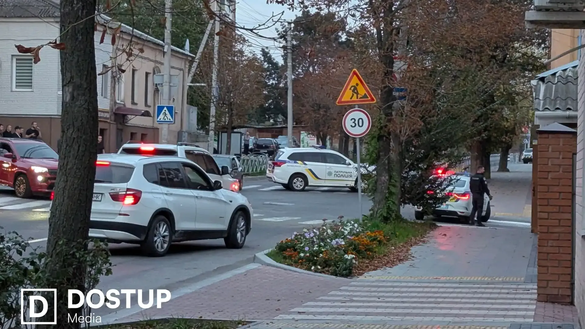 В Кропивницком вооруженный мужчина бросил гранаты в полицейских и открыл огонь, введена операция "Гром"