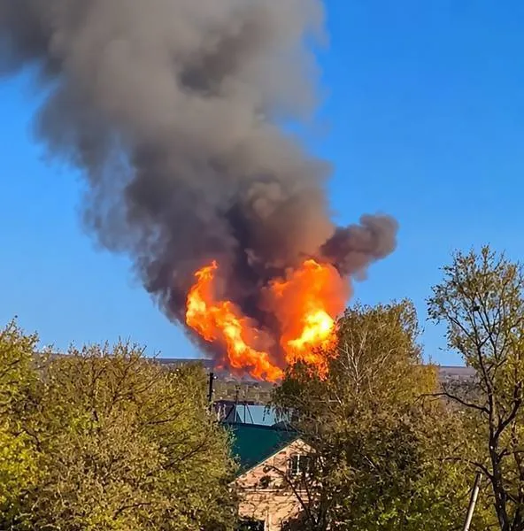 На месте взрыва возникло факельное горение Пожар
