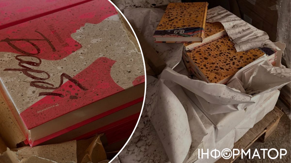 Книголав продает обгоревшие после ракетного удара книги