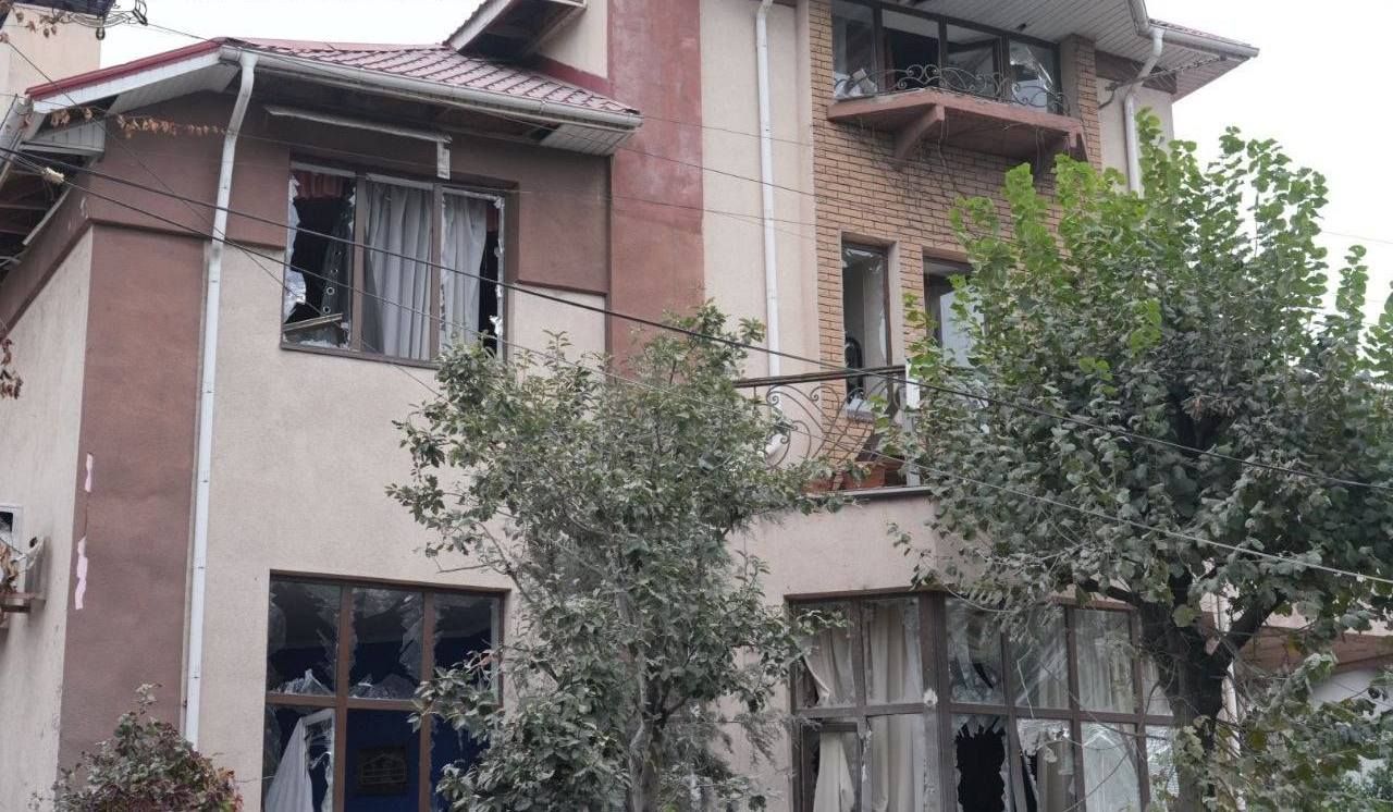 В результате атаки изуродованы частные дома Обстрелы