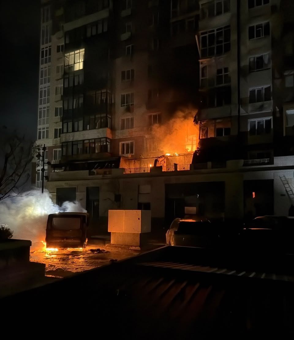 Вспыхнул пожар в многоэтажном доме Пожар