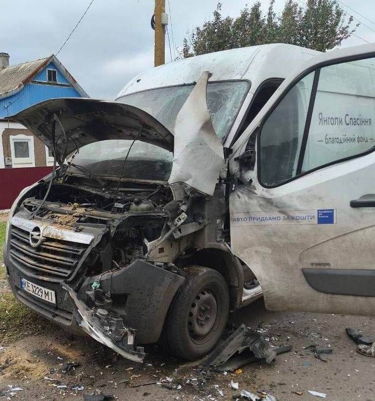 Вражеский дрон атаковал авто волонтеров Авто