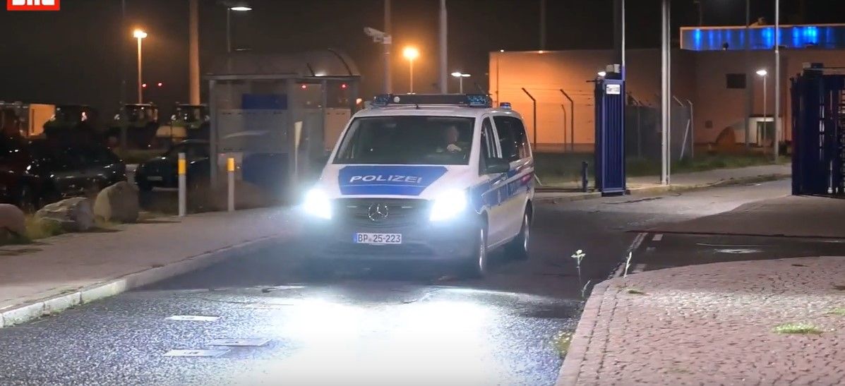 Авто протаранило ограждение аэропорта Лейпциг/Галле, скриншот из сюжета Bild