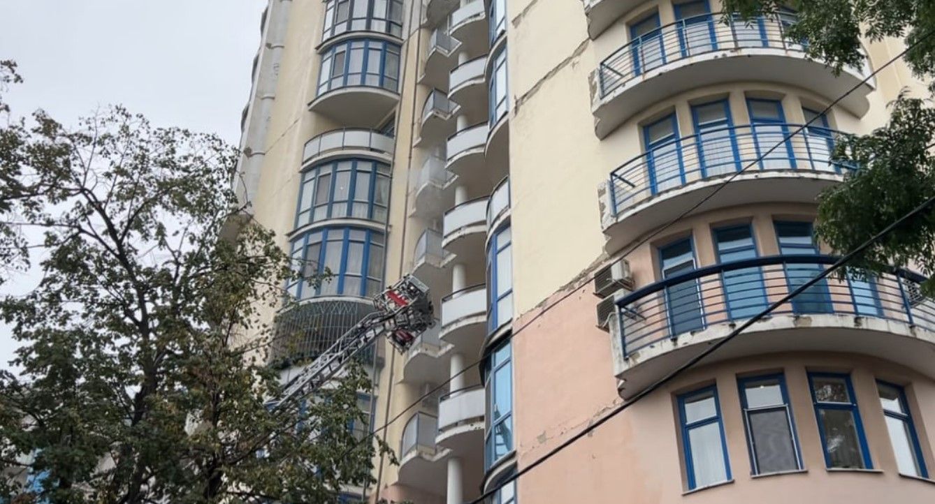В Одесі пошкоджено дах житлового будинку, виникла пожежа В Одесі пошкоджено дах житлового будинку, виникла пожежа
