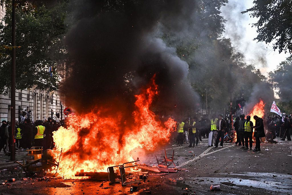 Протесты во Франции превратились в погромы. Фото Getty Images Протесты во Франции превратились в погромы. Фото Getty Images