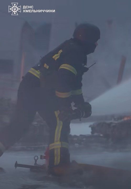 На підприємстві у Хмельницькому районі, де спалахнула пожежа внаслідок атаки, працюють рятувальники, скриншот з відео ДСНС Двоє людей поранені внаслідок атаки на Кам’янець-Подільський 1
