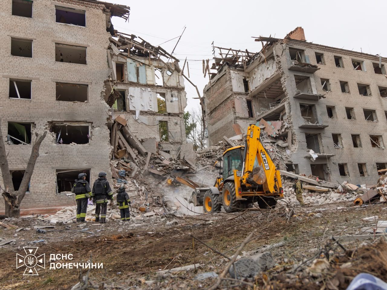 У Слов'янську число жертв авіаудару зросло до дев'яти, фото: ДСНС У Слов’янську з-під руїн багатоповерхівки дістали тіла трьох жінок - кількість загиблих через авіаудар 17 жовтня зросла до девʼяти 1