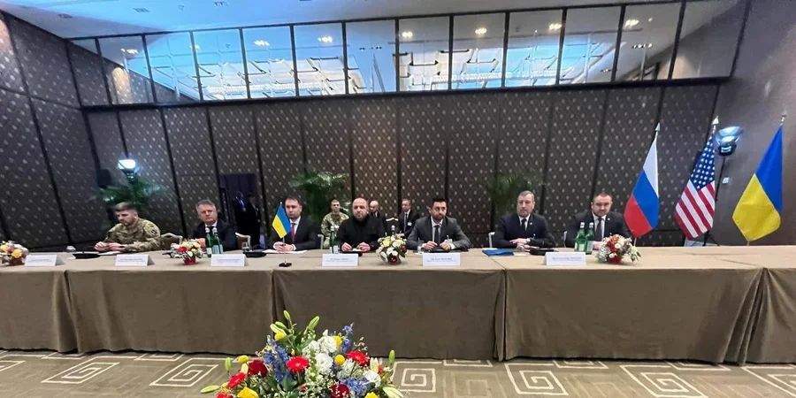 Украинская делегация во время трехсторонних мирных переговоров