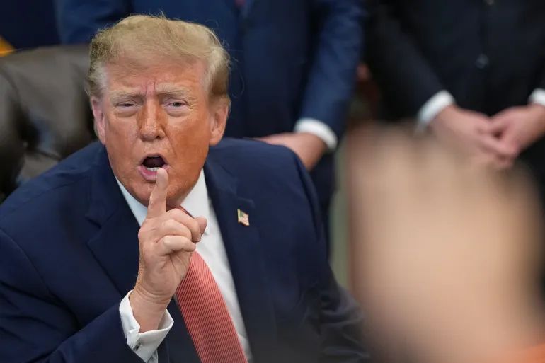 Трамп частенько конфликтует с журналистами Трамп частенько конфликтует с журналистами