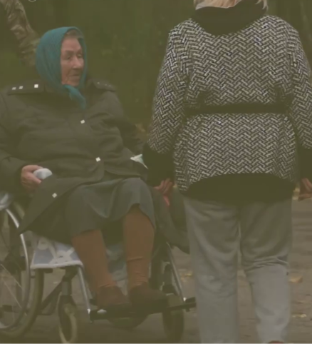 Украинские воины вывезли 89-летнюю бабушку на коляске