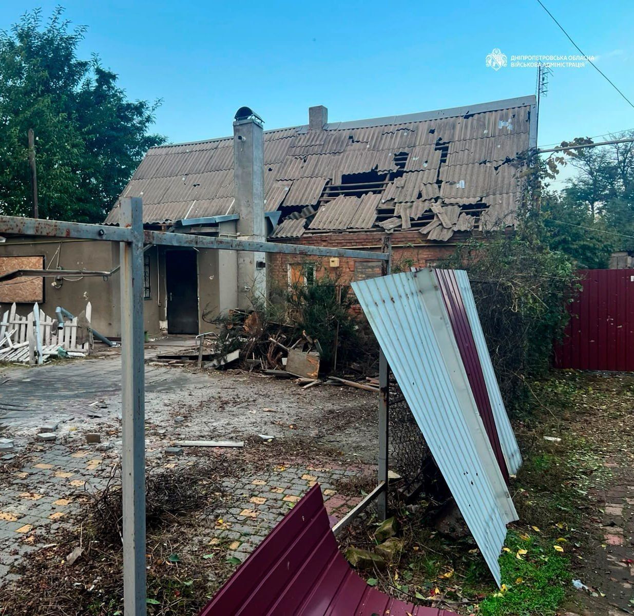 Пошкоджено магазини, будинки, адмінбудівлю та підприємство Війська РФ били по шести районах Дніпропетровщини - двоє загиблих, серед поранених дитина 1