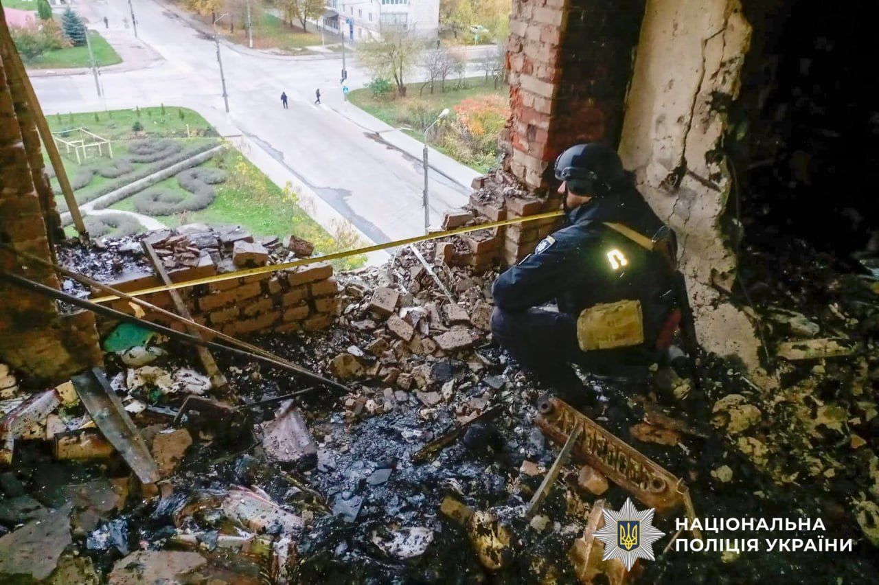 Полицейские трудятся на местах вражеских атак в Сумской области. Фото: npu.gov.ua атака на Сумщину 25 октября