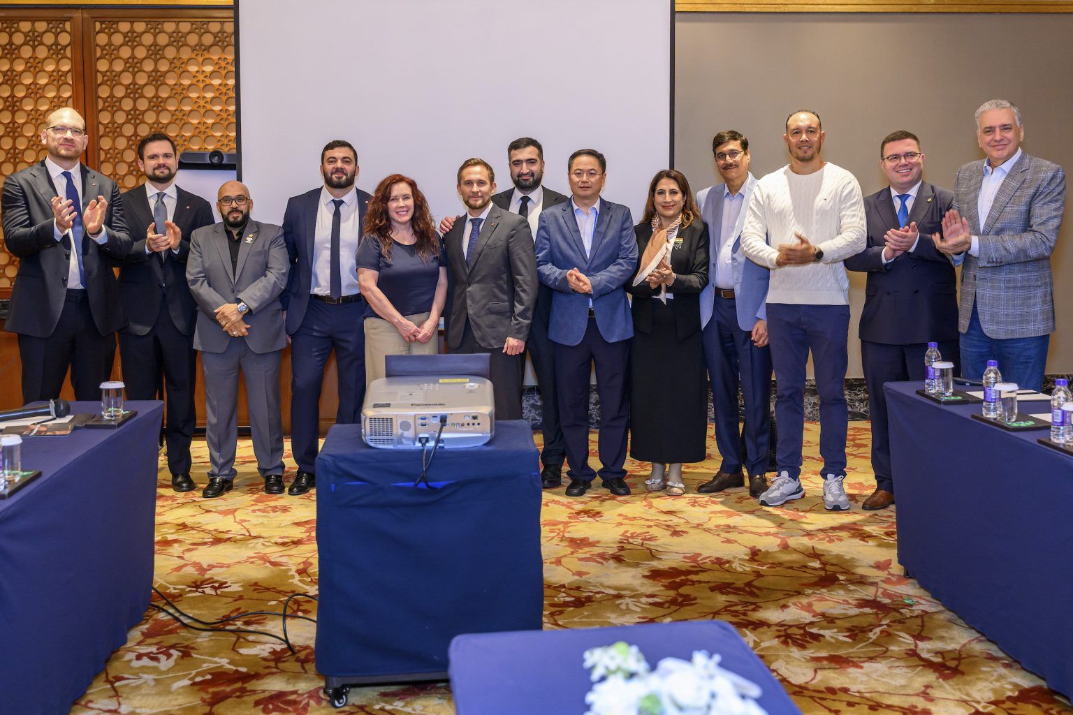 Представники чотирьох компаній-переможців торгів із членами Виконавчої ради IWF. Фото: сайт IWF Представники чотирьох компаній-переможців торгів із членами Виконавчої ради IWF. Фото: сайт IWF