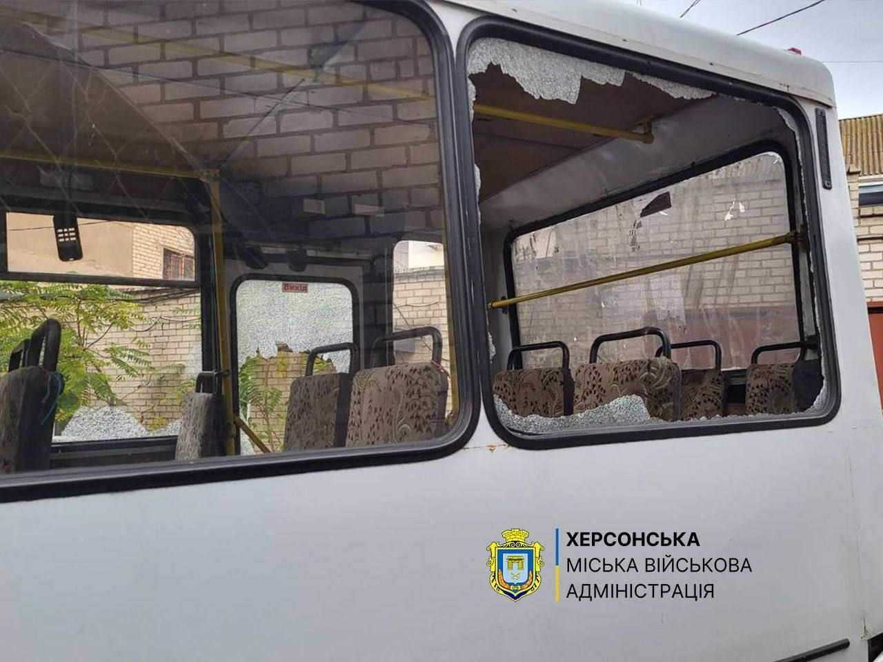 Поврежденный маршрутный автобус. Войска РФ атаковали маршрутку с гражданскими в Херсоне — есть погибший и пятеро раненых.