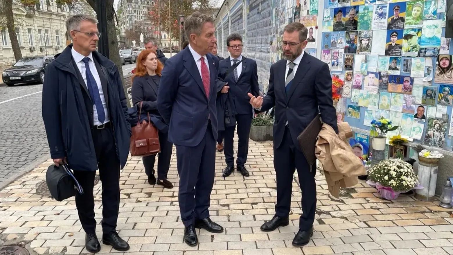 Осланд (у центрі), директор Норвезького управління водних ресурсів К'єтіль Лунд і посол Норвегії у Києві (Фото: Міністерство енергетики Норвегії)