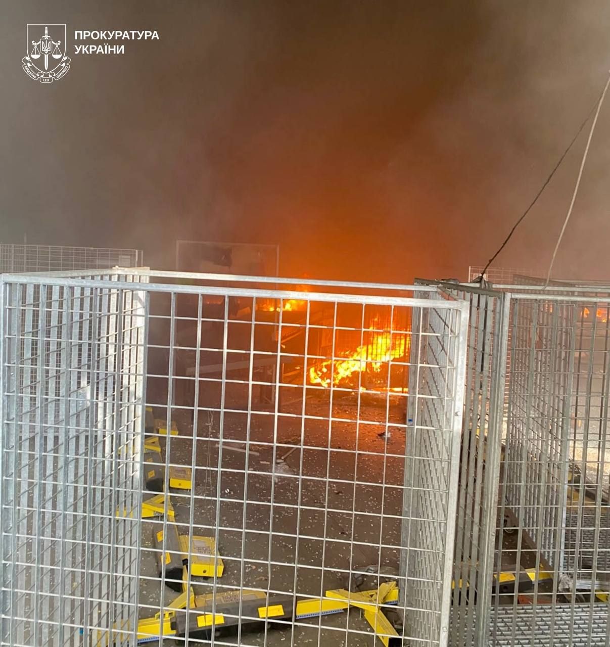Попадание зафиксировано на территории отделения почтового оператора, фото: Харьковская областная прокуратура