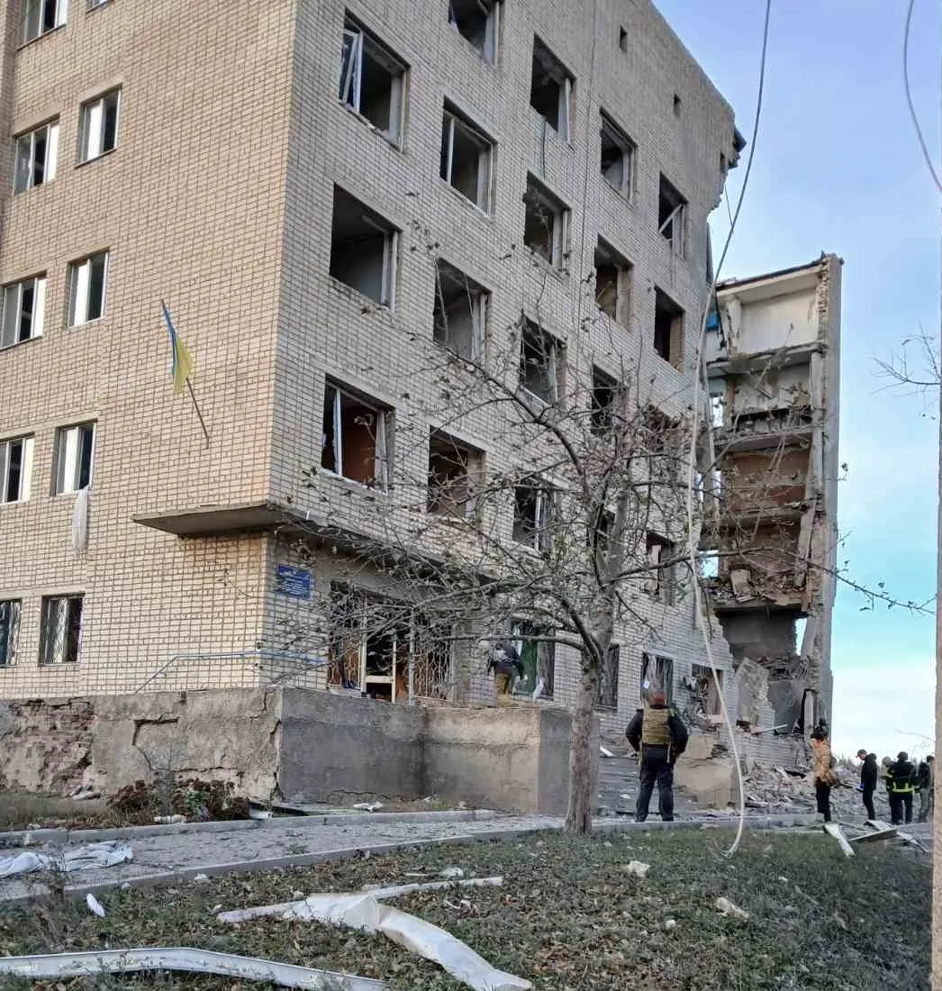 Россия КАБом разрушила многоэтажку в Изюме. Фото: телеграмм-каналы