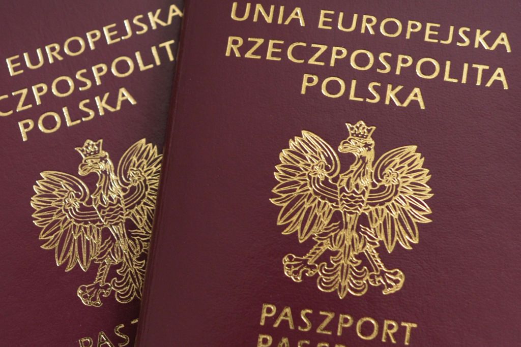 Термін безперервного легального проживання в країні зросте до 8 років. Фото: Getty Images паспорт Польща Фото: Getty Images