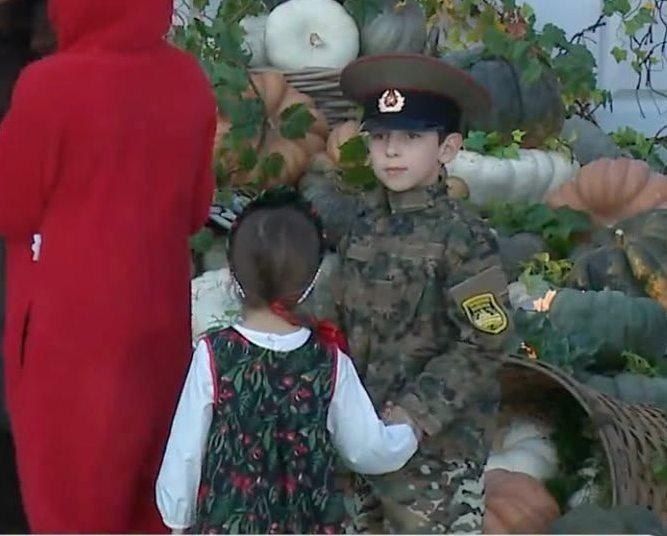 У Білому домі хлопчик у костюмі радянського танкіста отримав солодощі від Трампа 1