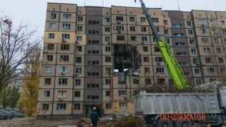 Діра у будинку: як виглядає багатоповерхівка у Дніпрі, яка була пошкоджена в результаті ворожої атаки