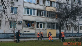 Изуродованные многоэтажки, сгоревшие гаражи и выбитые окна: как выглядит Днепр после ночной атаки беспилотниками