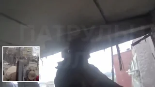 "Медик, сюда!": патрульные показали видео первых минут после удара по многоэтажке в Днепре