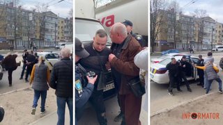 "Под**ас, дайте палку какую-нибудь": в Днепре на Богдана Хмельницкого возмущенная толпа набросилась на патрульных и окружила машину