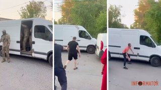 "Кидай, кидай в лобовуху": у Дніпрі агресивний натовп бився з військовими ТЦК та жбурляв каміння в бус