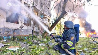 Дві людини загинули, 8 поранені: росіяни вдарили КАБом по будинку у Павлограді