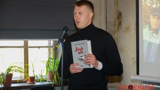 "Це документ для Гаазького трибуналу": у Дніпрі ветеран та колишній військовополонений Олексій Ануля презентував документальну книгу Jingle Bellz