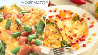 Соковитий омлет зі стручковою квасолею, помідорами та сосисками на сніданок