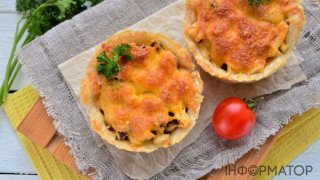Листкові кошички з куркою і сиром - простий та смачний сніданок