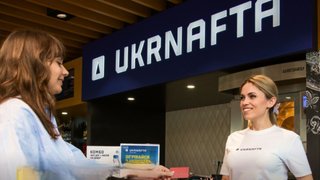 На АЗС Укрнафти можна зняти з картки готівку без комісії навіть під час блекауту, але є одна умова