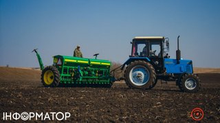 Кабмин упростил правила получения водительских удостоверений для сельхозтехники